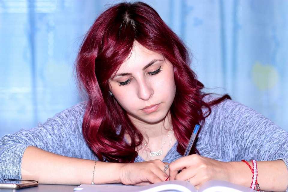 בחורה לומדת לתואר ראשון באוניבסיטה או במכללה
