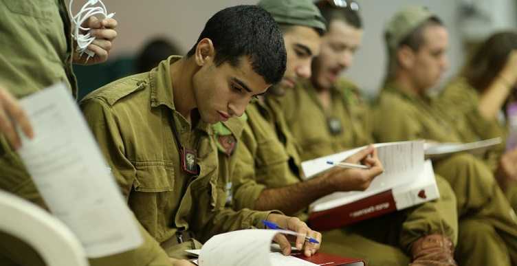 חייל יושב בסדנת מומנטום למשתחררים