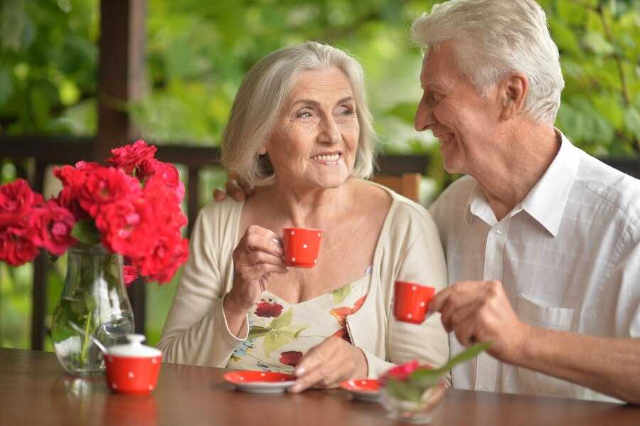 happy-couple-drinking-coffee-cafe_484921-27577
